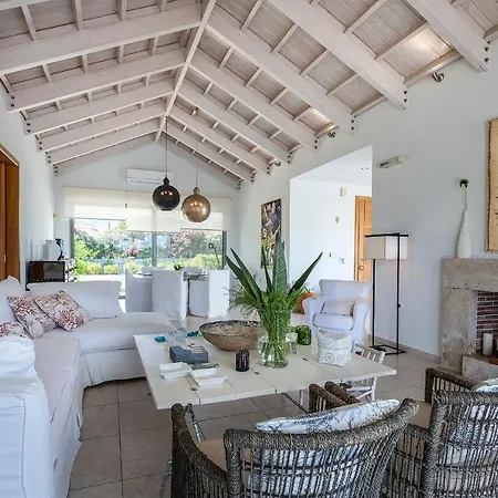 Villa Syndriani - 5 Bedroom *