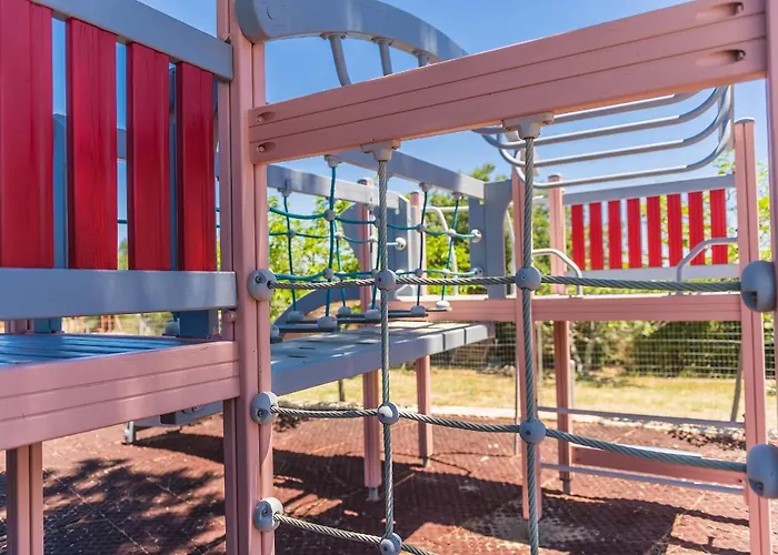 Syndriani - 5 Bedroom Vila Kos