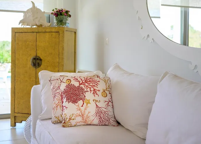 Syndriani - 5 Bedroom Vila *