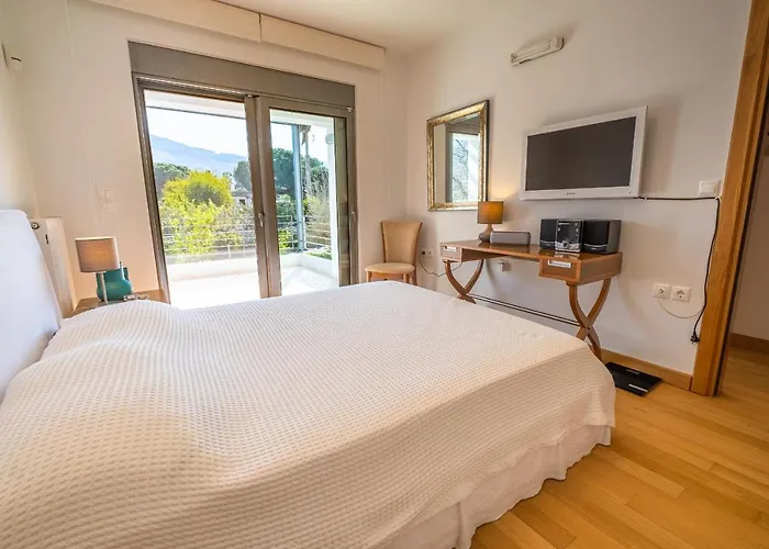 Syndriani - 5 Bedroom Vila *