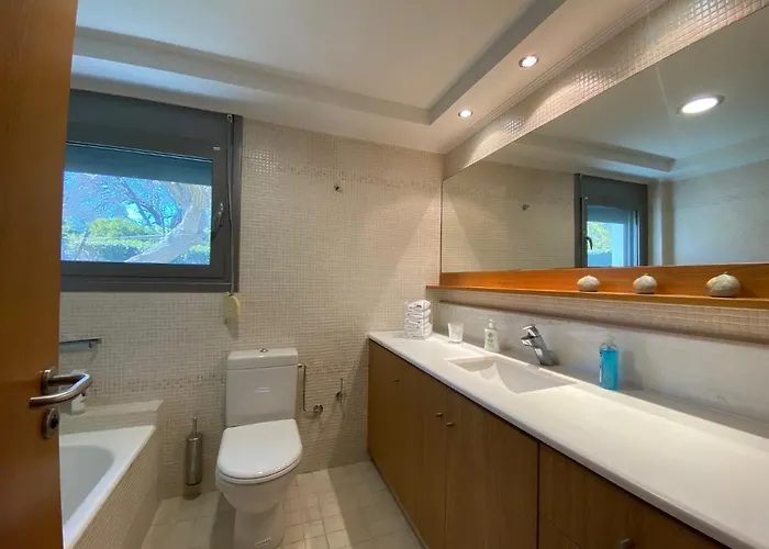 Syndriani - 5 Bedroom Vila Kos