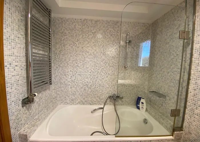 Syndriani - 5 Bedroom Vila *